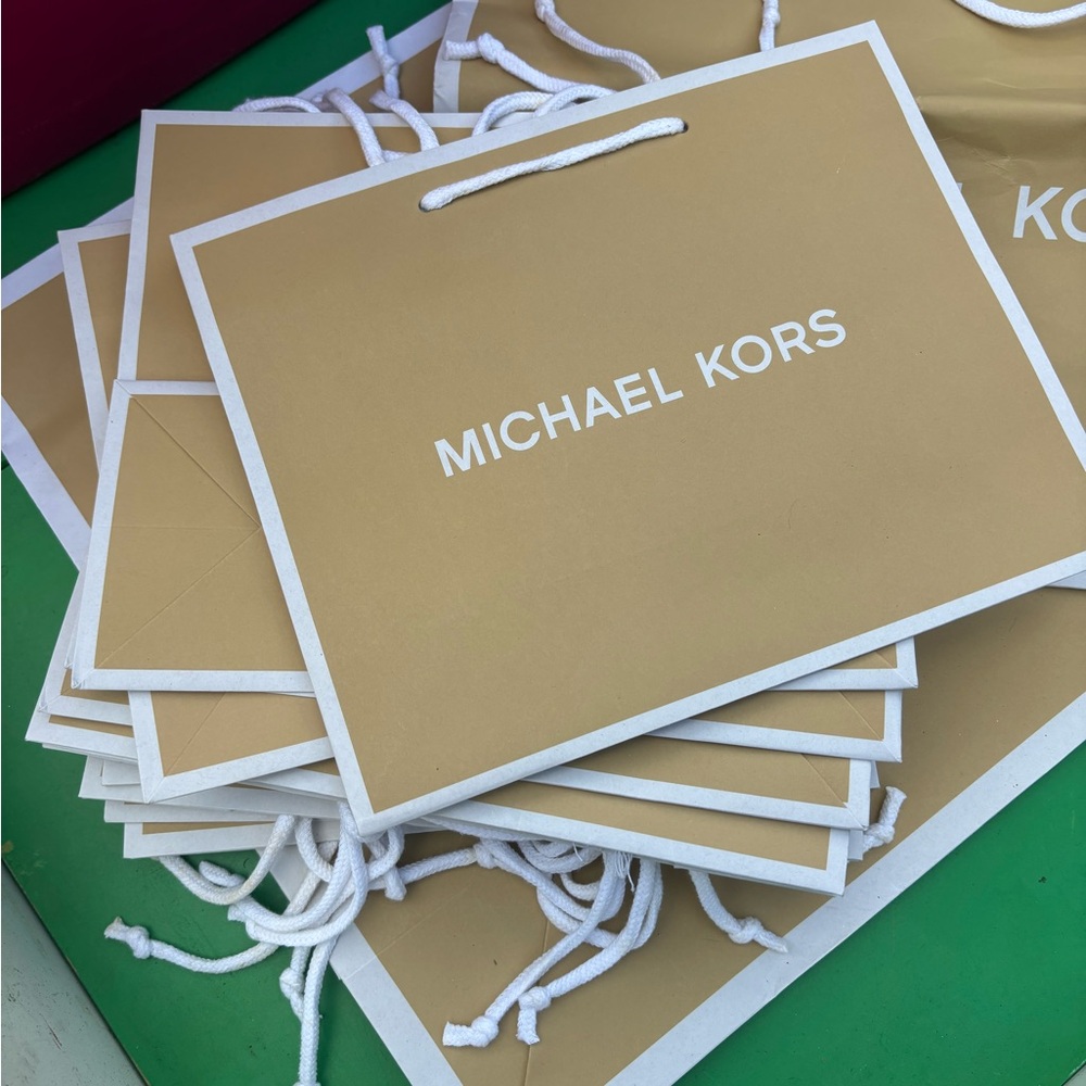 Michael kors  gift /shopping bags 
New / unused 
Price includes the entire lot !